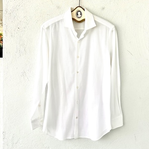 Puede incluir: Una camisa blanca de manga larga con cuello clásico.