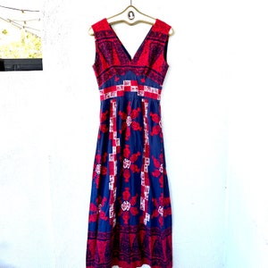 Vintage 60er 70er Jahre Hawaii Kleid aus Rindenstoff 1960er 1970 Hawaii Tapa Bird Rot Blau Weiß Muumuu