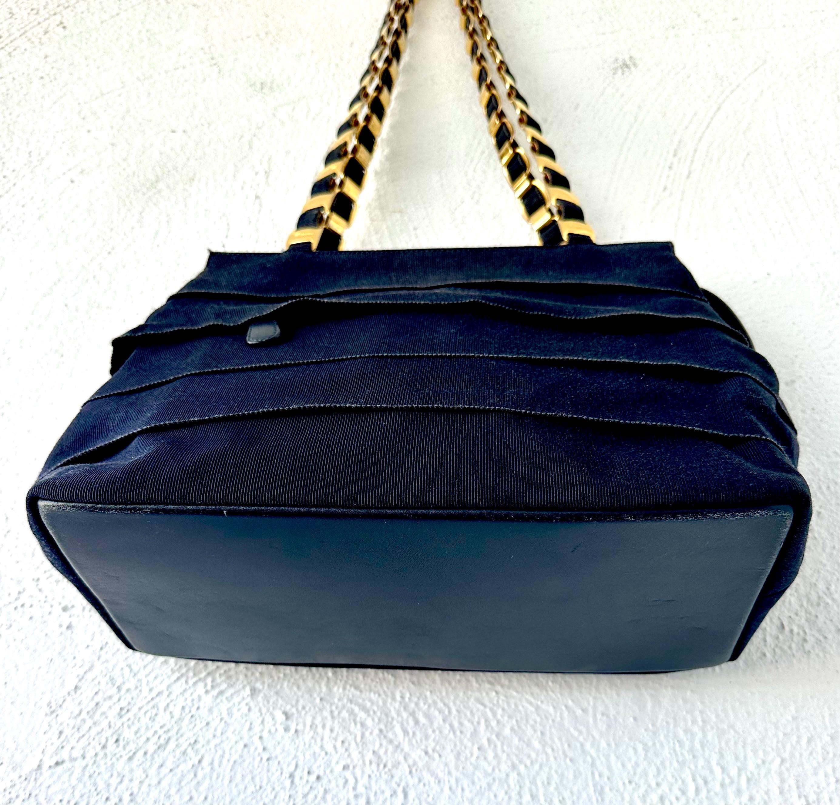 【Salvatore Ferragamo】ショルダー バッグ ネイビービンテージ レディース] ~90's オールド サルヴァトーレフェラガモ ヴァラ