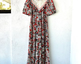 Vintage Hawaiian Muumuu Prairie Floral Hawaii Dress with Ruffle Lace Collar