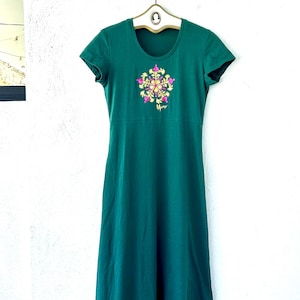 Vintage Mamo Howell Hawaiiaanse quilt Muumuu geborduurde Hawaiiaanse bloemen T-shirtjurk