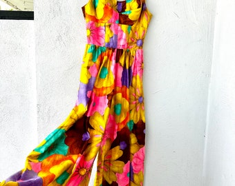 Combinaison palazzo hawaïenne vintage des années 60 des années 60, robe corsage florale hawaïenne lumineuse des années 60 une pièce