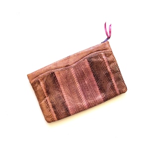 Könnte beinhalten: Eine braune Clutch aus Schlangenleder mit einem gestreiften Muster in Pink und Braun.