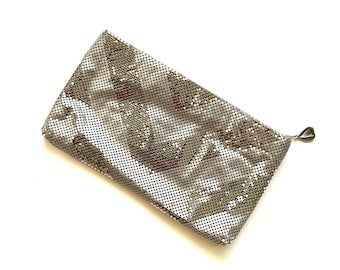 Pochette vintage Whiting & Davis en maille métallique argentée, style disco glamour, idéale pour un mariage ou une mariée.