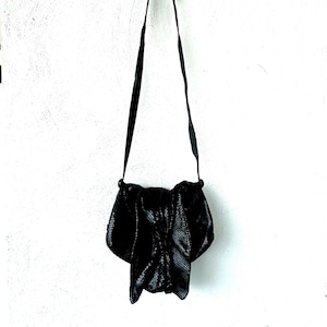 Bolso vintage Carlos Falchi de piel negra, bandolera gótica.