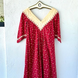 Vintage jaren 70 Bete Muumuu Liberty House-jurk met oogje kanten kraag rode Hawaï-jurk met fijne bloemen, jaren 70 kaftan