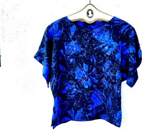 Vintage jaren 70 jaren 80 zijdeachtige bloemen top blauw zwart kunst shirt jaren 70 jaren 80