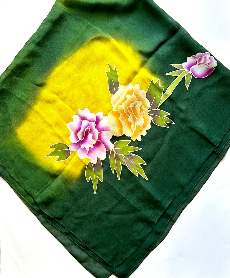 K&ouml;nnte beinhalten: Ein gr&uuml;ner Seidenschal mit einem gelben, orangen, rosa und wei&szlig;en Blumendesign. Der Schal hat einen Farbverlauf, der von Gelb zu Gr&uuml;n &uuml;bergeht.