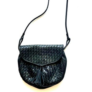 Bolso de hombro vintage de cuero tejido de los años 90, bandolera con borlas negras de los años 90