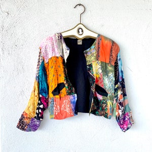 Chaqueta corta con parches vintage de los años 90 y cárdigan bohemio de los años 90