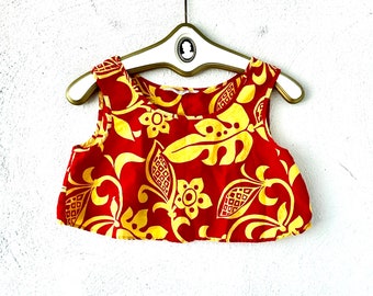 Haut court en coton hawaïen vintage des années 60 : chemise trapèze florale rouge et jaune