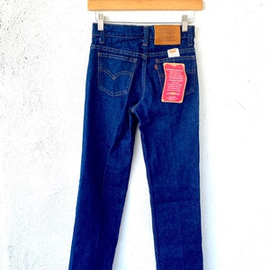 Spodnie Vintage Levi’s Jeans z lat 80. z ciemnego surowego dżinsu ze skórzanymi naszywkami