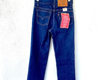 Vintage Levi's Jeans 80-tals mörka råa denimbyxor med läderlapp
