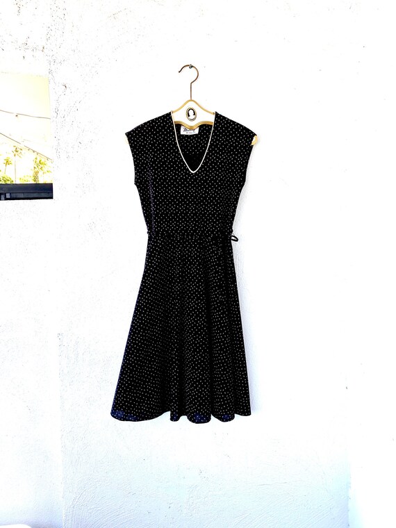 Vintage 70s 80s Minimalist Triangle Polka Dotted B
