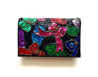 Bolso bandolera negro vintage de los 80 con lentejuelas, cuentas y lazos de cinta. Estilo glamuroso de los 80.