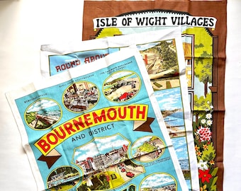 Puede incluir: Tres paños de cocina de recuerdo vintage. Un paño marrón con "Isle of Wight Villages". Un paño azul con "Bournemouth and District" en rojo y amarillo. Un tercer paño con "Round About" en azul.