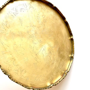 Antikes geätztes Messingtablett Asiatisches ausgebogtes Rand-rundes Serviertablett-Golddekor