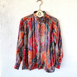 Camisa vintage de cachemira roja de los años 70 y 80 con detalles en dorado metalizado y rojo