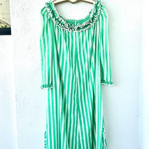 Vintage jaren 70 prinses Kaiulani Carol & Mary Hawaiian Muumuu jaren 70 Hawaii gestreepte kaftanjurk met ruches