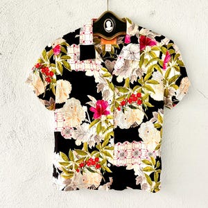 Vintage 90s does 50s Hawaiian Aloha Women’s Tropical Shirt Hawaii Floral Collared Shirt
