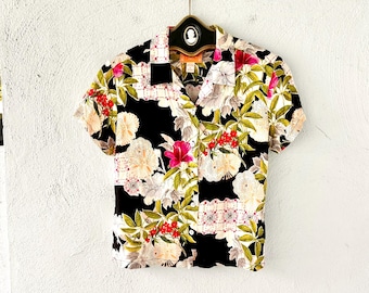 Vintage 90s does 50s Hawaiian Aloha Women’s Tropical Shirt Hawaii Floral Collared Shirt
