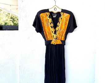 Robe en gaze baroque vintage des années 80 et 90, or noir avec des épaules fortes et une ceinture assortie