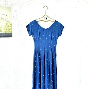 Robe vintage des années 50 brodée d&#39;oiseaux Robe de jour Betty Barclay des années 1950