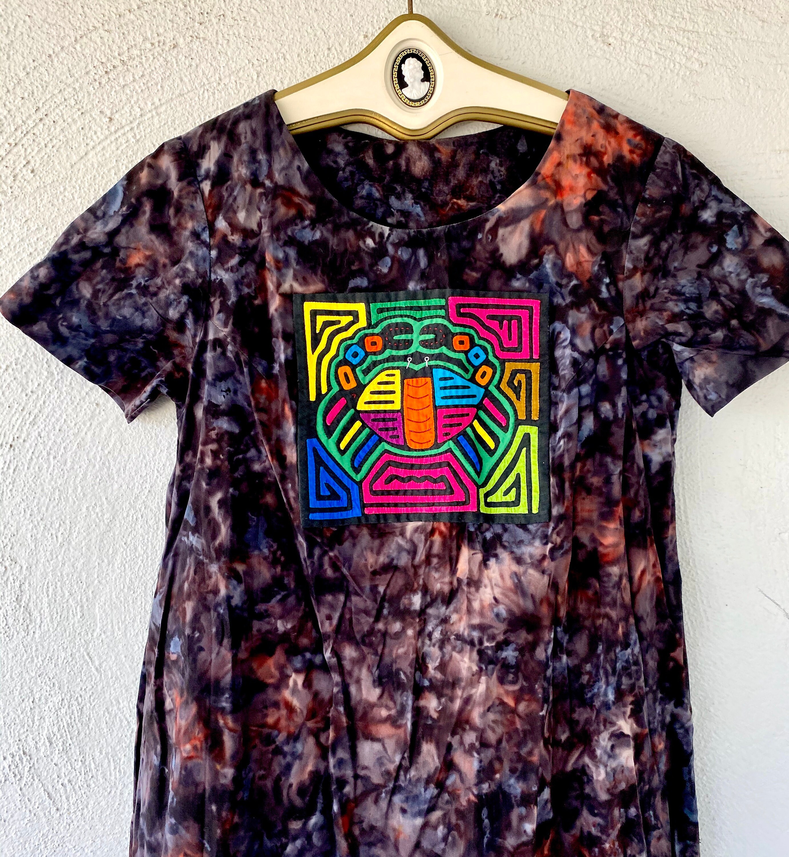 vintage-mola-panama-tie-dye-kleid-krebs-krabbe-gestepptes-kleid-mit