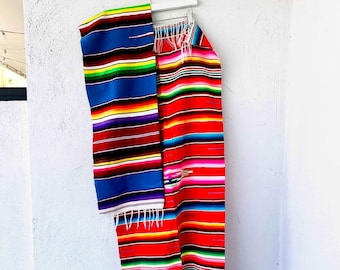 Sarape mexicano vintage: manta de lana tejida con flecos rojos y azules