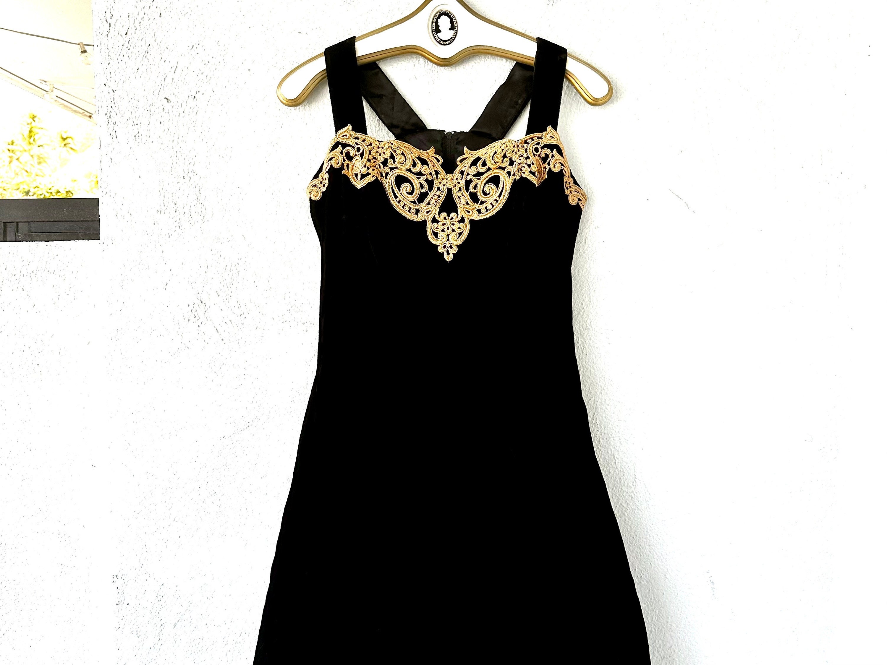 jessica mcclintock black velvet dress Vintage Jessica McClintock Black Velvet Fit And Flare Gown with Plungi –  The Thrifty Hippy main image 1