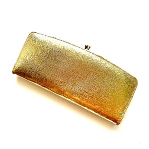 Cartera vintage de los años 60 en dorado metalizado, de piel vegana granulada.