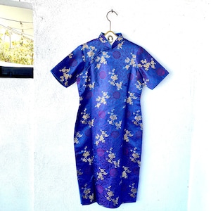 Vintage jaren 1950 jaren 60 Cheongsam zijdebrokaat Qipao jaren 50/60 Wiggle-jurk blauwgouden jurk met Aziatische bloemen