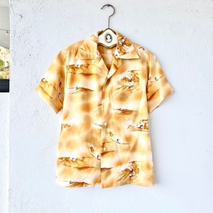 Vintage 70s Surfer Hawaiian Aloha Shirt // Hawaii Surf Collared Short Sleeve Top