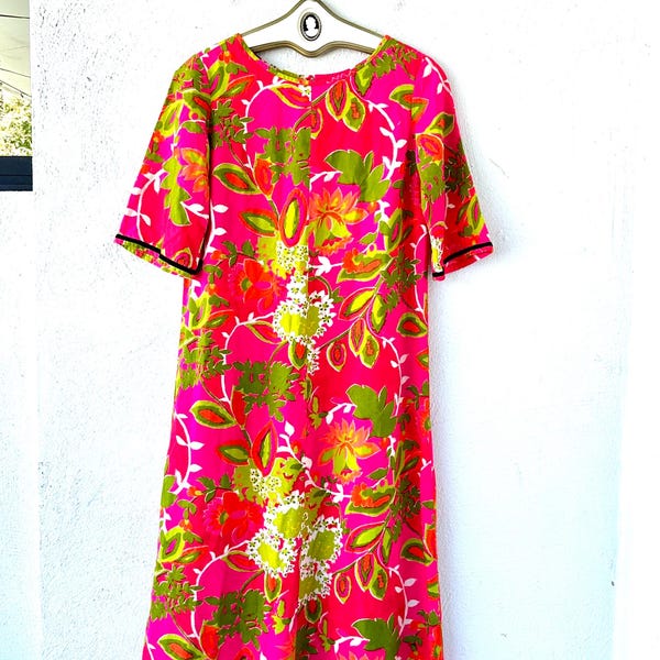 Vintage 60er Jahre Hawaiianisches Muumuu Kleid: Neon Pink mit Blumenmuster