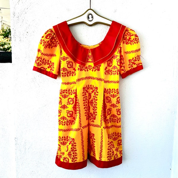 Vintage Mamo Howell Hawaiianische Muumuu Shortie 1970er 1980er Jahre Hawaii Monarchie Quilt Muster Kragen Kleid