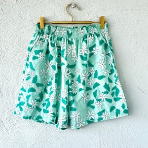 Vintage 90s Hawaiian Floral Shorts: High Waisted, Blue & White
