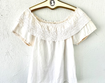 Vintage 70s Boho Off Hombro Camisa Blanca 1970s Boho Folk Lace Ruffle Top Campesino