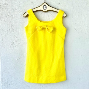 Abito vintage anni '60-'70, mini abito corto giallo, tunica con fiocco anni '70