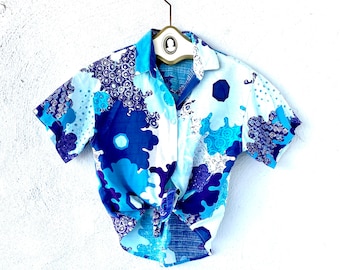 Vintage 70s 80s Hawaii Graphic Short Sleeve Collared Shirt // Blue Red Cropped Top