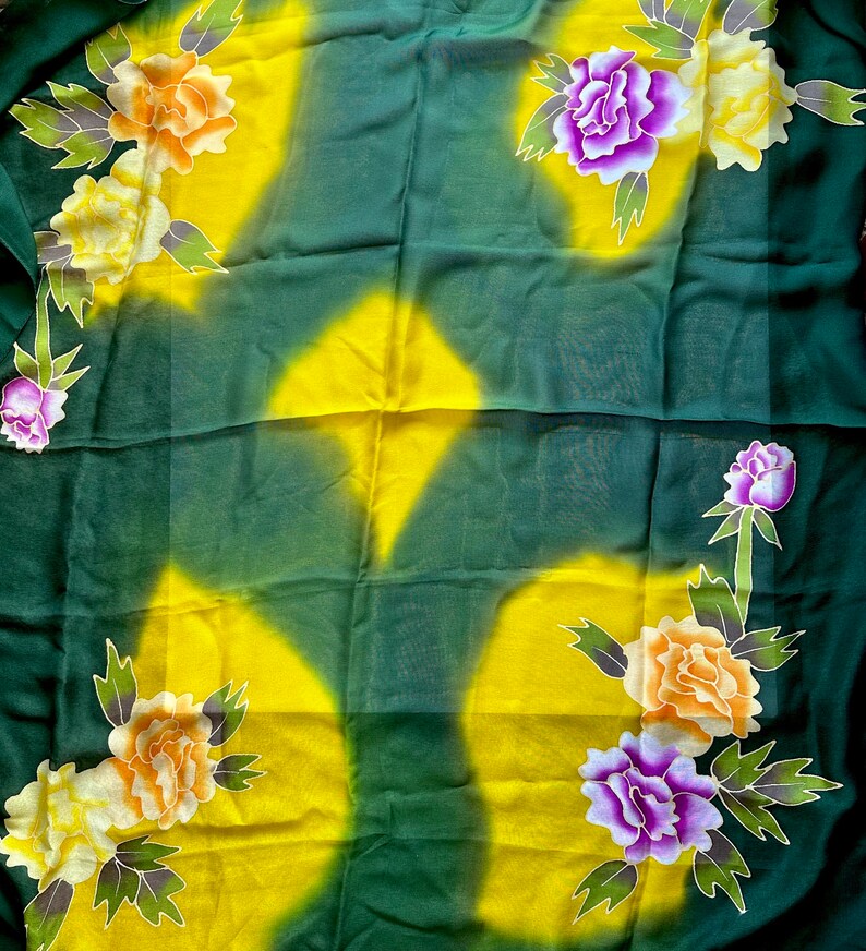 K&ouml;nnte beinhalten: Ein gr&uuml;ner und gelber Stoff mit einem Blumenmuster. Die Blumen sind lila, orange und gelb. Der Stoff ist durchsichtig und hat eine weiche, flie&szlig;ende Textur.