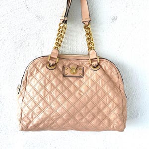 Bolso vintage Marc Jacobs de piel acolchada rosa Y2k, bolso de mano grande de diseñador con cadenas doradas