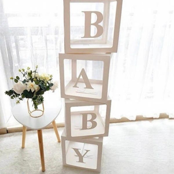 Cajas transparentes con letras para baby shower: decoraciones para baby shower