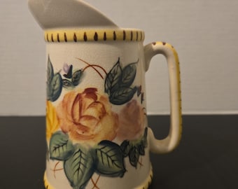 Jarra de cerámica pequeña vintage pintada a mano con motivos florales, estilo cottagecore.