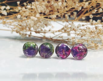 Small earrings with real tiny flowers, surgical steel, pink earrings, purple flower earrings, small earrings, green earrings, cute earrings