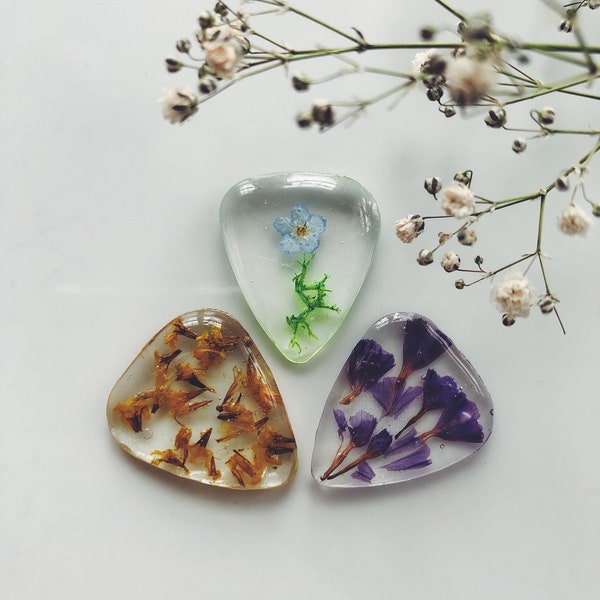 Guitar pick made with flowers, music lover, guitar player, guitar accessories, music accessories, music, musician. Floral picks