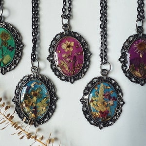 Pendants with real flowers, pressed flower necklaces