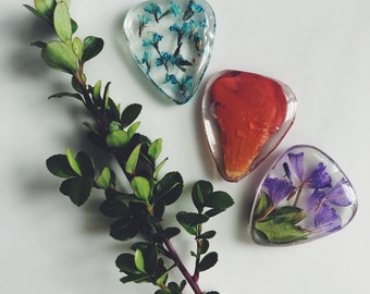 Guitar pick made with flowers, music lover, guitar player, guitar accessories, music accessories, music, musician. Floral picks