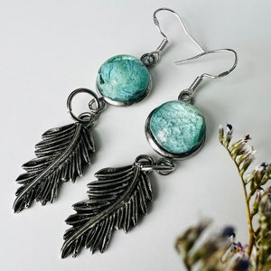 Aqua oorbellen met blauwe hortensiablaadjes.