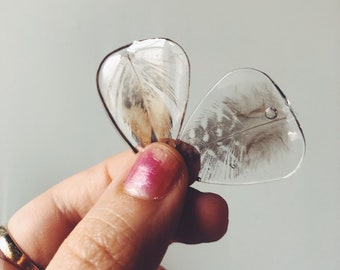 Feather Guitar Pick: Handmade Resin Souvenir for Musicians