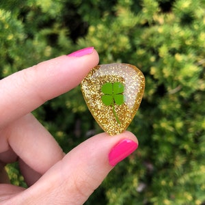 Guitar pick made with natural 4 leaf clover and glitter. music lover, guitar player, guitar accessories, music accessories, fathers day gift